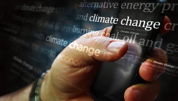 社交媒体正在展示气候变化 全球变暖和环境灾难 在平板电脑 平板电脑 电话或智能手机屏幕上进行搜索 新闻标题的摘要概念 — 图库照片