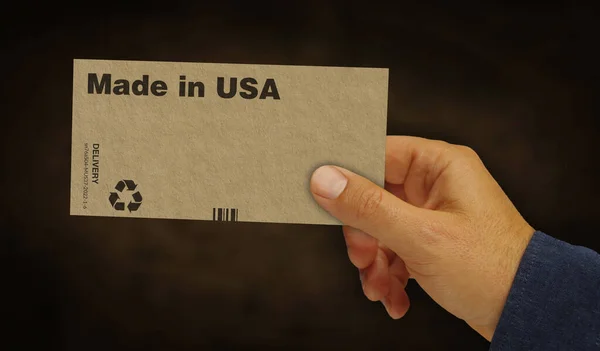 アメリカ製の箱を手に持っています 製造と配送 製品工場 輸入と輸出 アブストラクトコンセプト3Dレンダリングイラスト — ストック写真