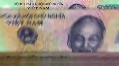 Vietnam Dong para sayma makinesi ve banknotlar. Hızlı bir VND para birimi değişimi. İş ve ekonomi kavramı döngüsel ve sorunsuz bir altyapıya sahip.