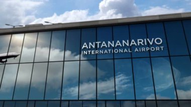 Antananarivo, Madagaskar 'a inen uçak animasyonu canlandırıyor. Cam havaalanı terminali ve jet uçağının yansımasıyla şehre vardık. Seyahat, iş, turizm ve ulaşım kavramı.