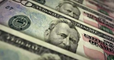 50 dolarlık banknot döngüsü. 50 dolarlık para dokusu bağışlayın. İş, kriz, bankacılık, durgunluk, ekonomi, borç ve finans kavramı. Amerikan banknotunun üzerinden geçiyorum. Döngüsüz 3D canlandırma.