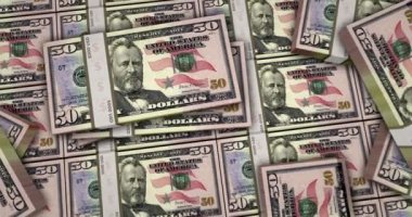 Elli dolarlık banknotlar 3D animasyon. Kamera görüntüsü şehirlerarası. 50 dolarlık para paketleri. ABD 'de enflasyon, ekonomi, kriz, iş, başarı, bankacılık, borç ve finans kavramı.