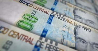 Peru Tabanları banknot döngüsü. Kalem para dokusu. Peru 'da ekonomi, ticaret, kriz, bankacılık, durgunluk, borç ve finans kavramı. Notayı kaydırıyorum. Döngüsüz 3D canlandırma.