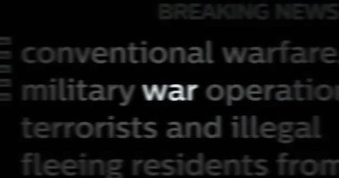 Uluslararası medyada savaş salgını ve askeri saldırıyla ilgili manşet haberleri. Gürültü görüntüleme döngüsündeki haber başlıklarının soyut konsepti. TV arıza efekti pürüzsüz ve döngülü.