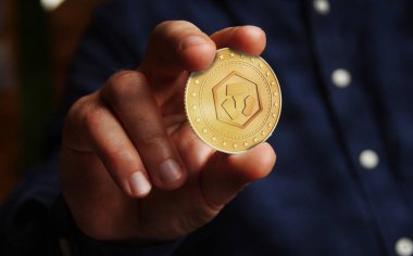 Kripto.com CRO kripto para sembolü elde bulunan altın para soyut konsept.
