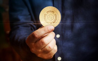 Kripto.com CRO kripto para sembolü elde bulunan altın para soyut konsept.