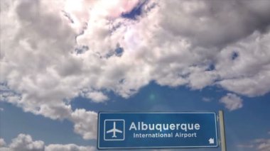 Jet uçağı Albuquerque, ABD, New Mexico 'ya iniyor. Uçak şehri vardığında havaalanı yön tabelasıyla. Seyahat, iş, turizm ve uçak taşımacılığı kavramı.