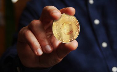 Avro EUR 'nun AB sembolü altın sikke elinde soyut bir kavram.