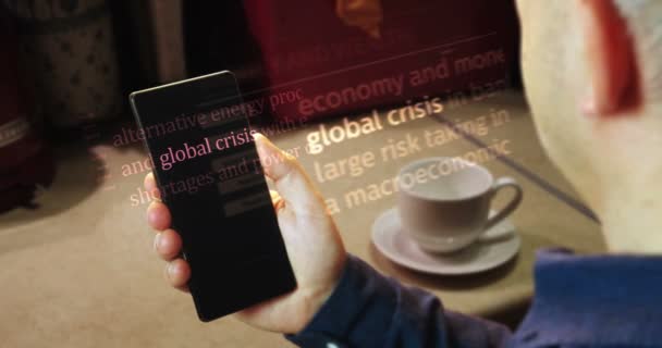 Homem Está Lendo Artigos Smartphone Notícias Imprensa Internacional Sobre Crise — Vídeo de Stock
