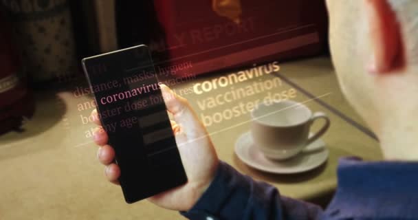Facet Czyta Artykuły Nagłówki Międzynarodowych Mediach Kryzysie Epidemii Koronawirusów Abstrakcyjna — Wideo stockowe