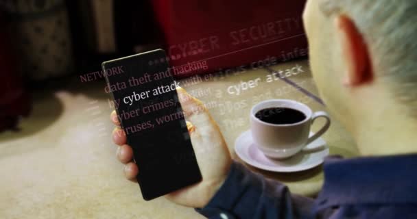 Facet Czyta Artykuły Smartfonie Nagłówki Międzynarodowych Mediach Cyberataku Hakerstwie Naruszeniu — Wideo stockowe