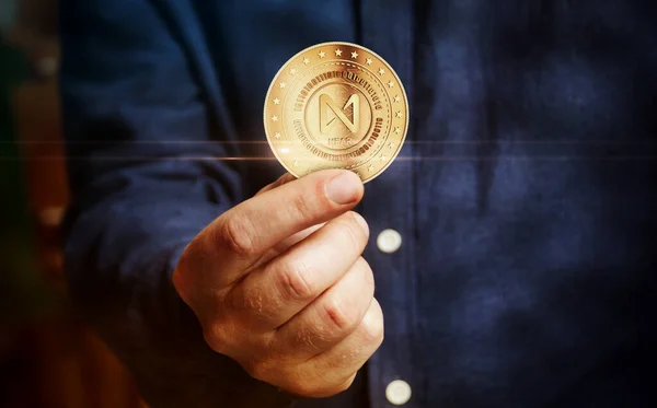 Κοντά Σύμβολο Cryptocurrency Χρυσό Νόμισμα Στο Χέρι Αφηρημένη Έννοια — Φωτογραφία Αρχείου