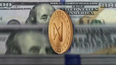 100 doların üzerinde kripto para biriminin yanındaki altın paralar. ABD banknot sayma, işlem ve engelleme teknolojisi. Döngüsüz ve kusursuz soyut 3D arkaplan kavramı.