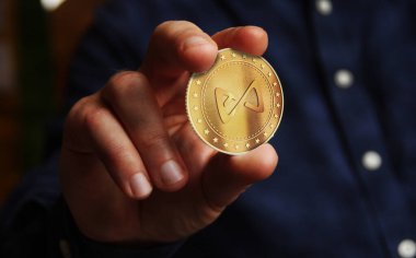 Axie AXS sonsuzluk, oyun kripto para sembolü elde soyut konsept altın sikke. '