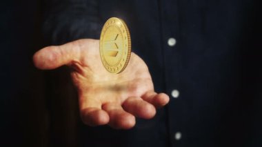 Solana SOL altsikke şifreleme 3D bozuk para elinin üzerinde asılı duruyor. Elinde altın sembolü olan bir iş adamı. Fintech kusursuz ve döngülü soyut kavram.