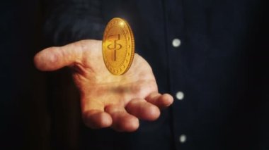 Elin üzerinde 3D bozuk para dönen şifreli bir kablo asılı duruyor. Elinde altın sembolü olan bir iş adamı. Fintech kusursuz ve döngülü soyut kavram.