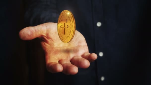 绳系加密货币旋转3D硬币悬停在手上 手握金色标志的商人在手上飘浮 Fintech无缝循环抽象概念 — 图库视频影像
