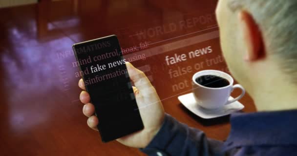 Der Mann Liest Die Artikel Schlagzeilen Internationalen Medien Über Fake — Stockvideo