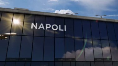 Napoli 'ye (Napoli) Jet uçağı iniyor, 3D animasyon yapıyor. Cam havaalanı terminali ve uçağın yansıması ile şehre varış. Seyahat, iş, turizm ve ulaşım kavramı.
