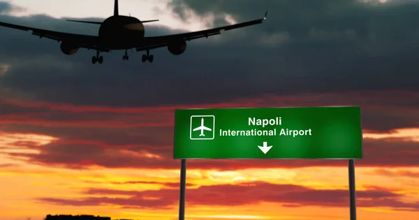 Silueta Letadla Přistávající Neapoli Itálii Město Příjezd Letištním Ukazatelem Směru — Stock fotografie