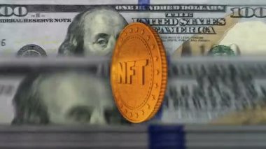 NFT Crypto 100 doların üzerinde altın sikke sanatçısı. ABD banknot sayımı, tahsilatlar, ödenmeyen jetonlar ve engelleme teknolojisi. Döngüsüz ve kusursuz soyut 3D arkaplan kavramı.