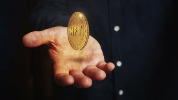Nft Crypto Umění Rotující Mince Vznáší Nad Rukou Podnikatel Symbolem — Stock video