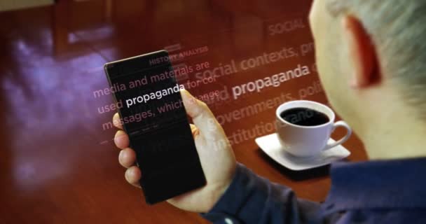 Homem Está Lendo Artigos Smartphone Notícias Imprensa Internacional Sobre Propaganda — Vídeo de Stock