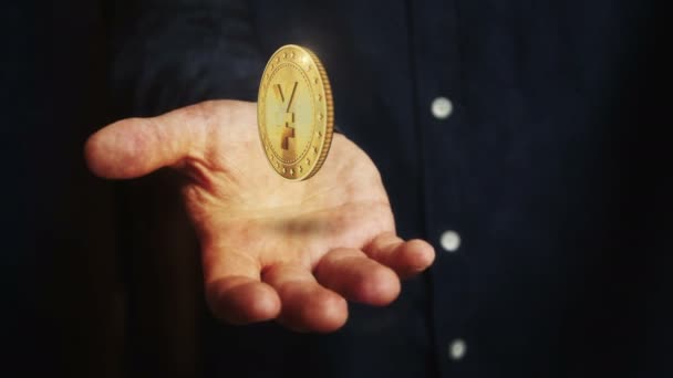 日圆旋转3D硬币悬停在手上 手握金色标志的商人在手上飘浮 无缝隙和环状抽象概念 — 图库视频影像