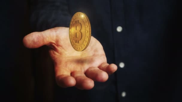 Bitcoin Cryptocurrency Περιστροφή Νόμισμα Αιωρείται Πάνω Από Χέρι Επιχειρηματίας Σύμβολο — Αρχείο Βίντεο