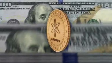 Kozmos atom kripto para birimi 100 doların üzerinde altın paralar. ABD banknot sayma, işlem ve engelleme teknolojisi. Döngüsüz ve kusursuz soyut 3D arkaplan kavramı.
