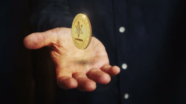 宇宙原子加密货币旋转3D硬币悬停在手上 手握金色标志的商人在手上飘浮 Fintech无缝循环抽象概念 — 图库视频影像