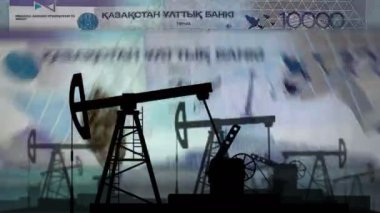 Kazak Tenge para sayma makinesi ve yağ pompası. Petrol kulesi ve Kazakistan banknotları ile yakıt enerji işi sayılır. Ekonomik soyut kavram arka plan döngüsü ve pürüzsüz 3D animasyon.