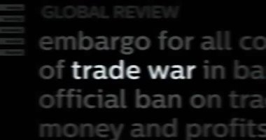 Uluslararası medyada savaş ithalatı ve ihracat vergisi tarifesiyle manşet haberi. Gürültü görüntüleme döngüsünde yayınlanan haber başlıklarının soyut konsepti. TV hatasız ve döngülü animasyon.