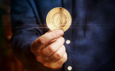 Altcoin kripto para sembolü elde soyut konsept altın sikke.