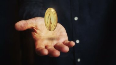 Altcoin şifreli paralar, elinin üzerinde 3D paralar dönüyor. Elinde sembolü olan bir iş adamı. İşlem ve engelleme teknolojisi kusursuz ve soyut bir kavram..
