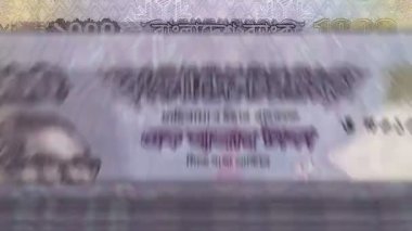 Bangladeşli para sayma makinesi ve banknotlar. Hızlı bir BDT para birimi dönüşümü. Bangladeş 'te iş ve ekonomi. Kavramsal ve pürüzsüz arkaplan.