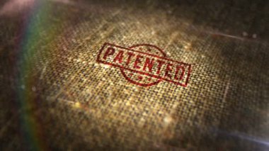 Doğal keten çuvalında patentli işaret damgası. 3 boyutlu fikri mülkiyetin patentini bekleyen, rezerve edilmiş, telif hakkı ve korunması tasarlanmış soyut kavram. Döngüsüz ve kusursuz animasyon.