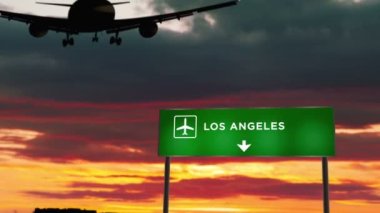Los Angeles, Kaliforniya, ABD 'ye uçak silueti iniyor. Havaalanı yön tabelasıyla ve arka planda gün batımıyla şehre vardık. Trip ve ulaşım konsepti 3D animasyon.