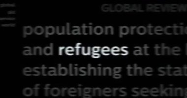 Uluslararası medyada mülteciler ve göç kriziyle ilgili manşet haberler. Gürültü görüntüleme döngüsündeki haber başlıklarının soyut konsepti. TV arıza efekti pürüzsüz ve döngülü.