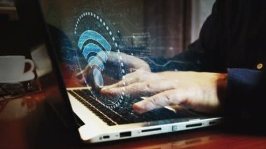 Wifi mobil iletişim ve kablosuz ağ teknolojisi sembolü ve klavye yazan adam. Eller dizüstü bilgisayarda.