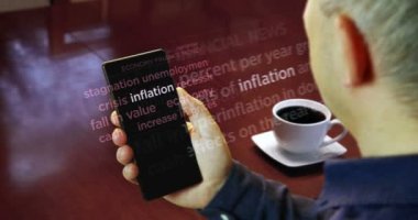 Adam akıllı telefondan makaleleri okuyor. Uluslararası medyada enflasyon, kriz, ekonomi ve iş durgunluğu hakkında manşet haberler. Telefondaki haber başlıklarının soyut kavramı.
