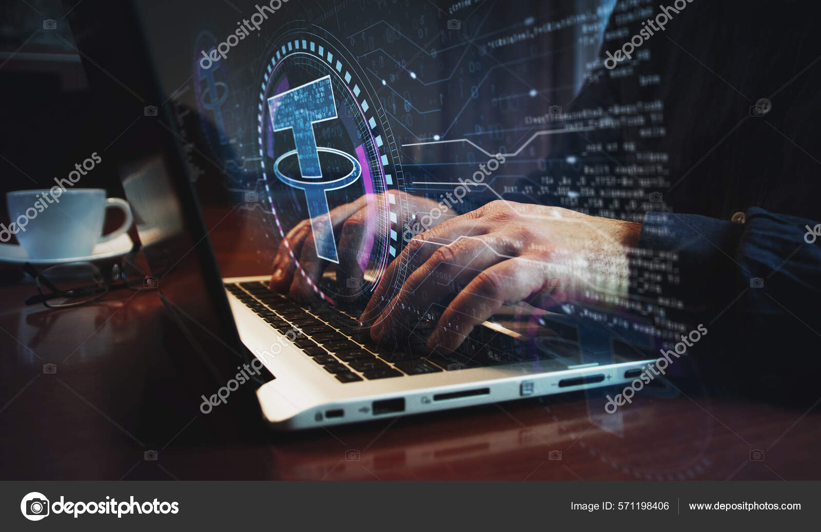 系着稳定的经济区块链加密货币和Usdt数字货币符号和人输入计算机键盘手放手提电脑上网络网络技术和背景摘要概念——