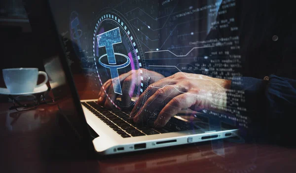 Bağlı durağan bozuk para engelleme zinciri kripto para birimi ve USDT dijital para sembolü ve insan klavyesi. Eller dizüstü bilgisayarda. Ağ, siber teknoloji ve özet kavram.