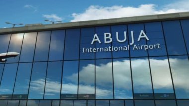 Abuja, Nijerya 'ya inen uçak animasyon yapıyor. Cam havaalanı terminali ve jet uçağının yansımasıyla şehre vardık. Seyahat, iş, turizm ve ulaşım kavramı.