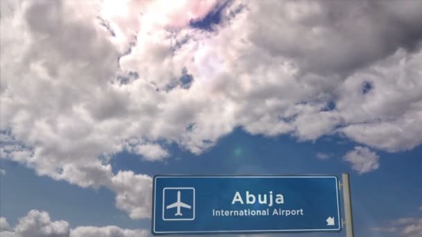 ナイジェリアのアブジャにジェット飛行機の着陸 空港の方向標識付きの都市到着 ビジネス 飛行機輸送の概念 — ストック動画