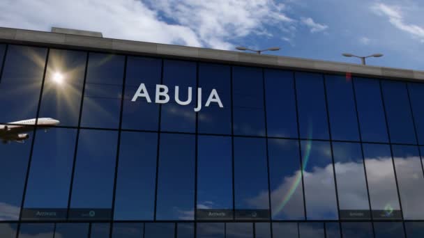 ナイジェリアのアブジャでの平面着陸3Dレンダリングアニメーション ガラス空港ターミナルとジェット機の反射で街に到着 ビジネス 交通の概念 — ストック動画
