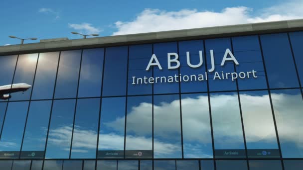 ナイジェリアのアブジャでの平面着陸3Dレンダリングアニメーション ガラス空港ターミナルとジェット機の反射で街に到着 ビジネス 交通の概念 — ストック動画