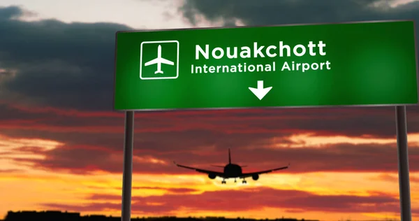 Vliegtuigsilhouet Landt Nouakchott Mauritanië Aankomst Stad Met Luchthaven Richting Bord — Stockfoto