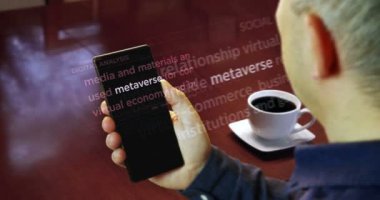 Adam akıllı telefondan makaleleri okuyor. Uluslararası medyada Metaevren, siber uzay ve sanal gerçeklikteki yaşam hakkında manşet haberler. Telefondaki haber başlıklarının soyut kavramı.