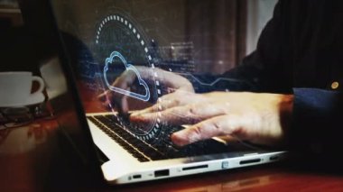 Bulut bilgisayarı, çevrimiçi depolama, internet sunucusu ve klavye yazan adam. Eller dizüstü bilgisayarda. Ağ, siber teknoloji ve özet kavram.